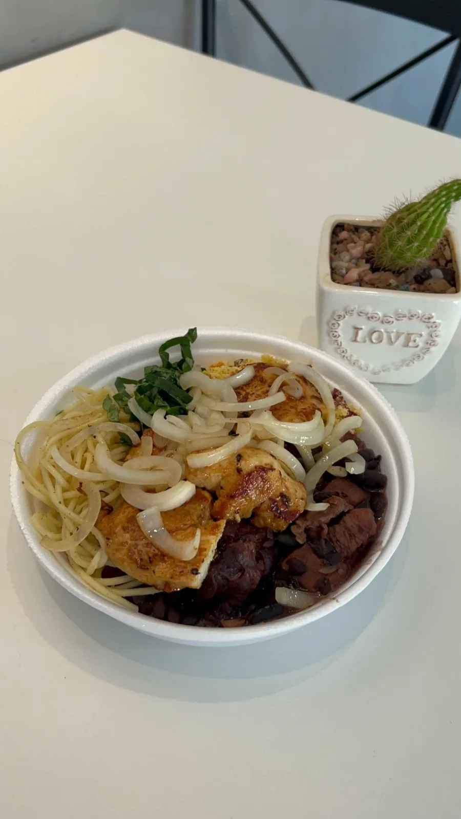 Marmita com frango, cebola, macarrão e feijão